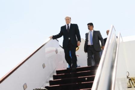 رئيس الجمهورية لدى عودته إلى أرض الوطن أمس